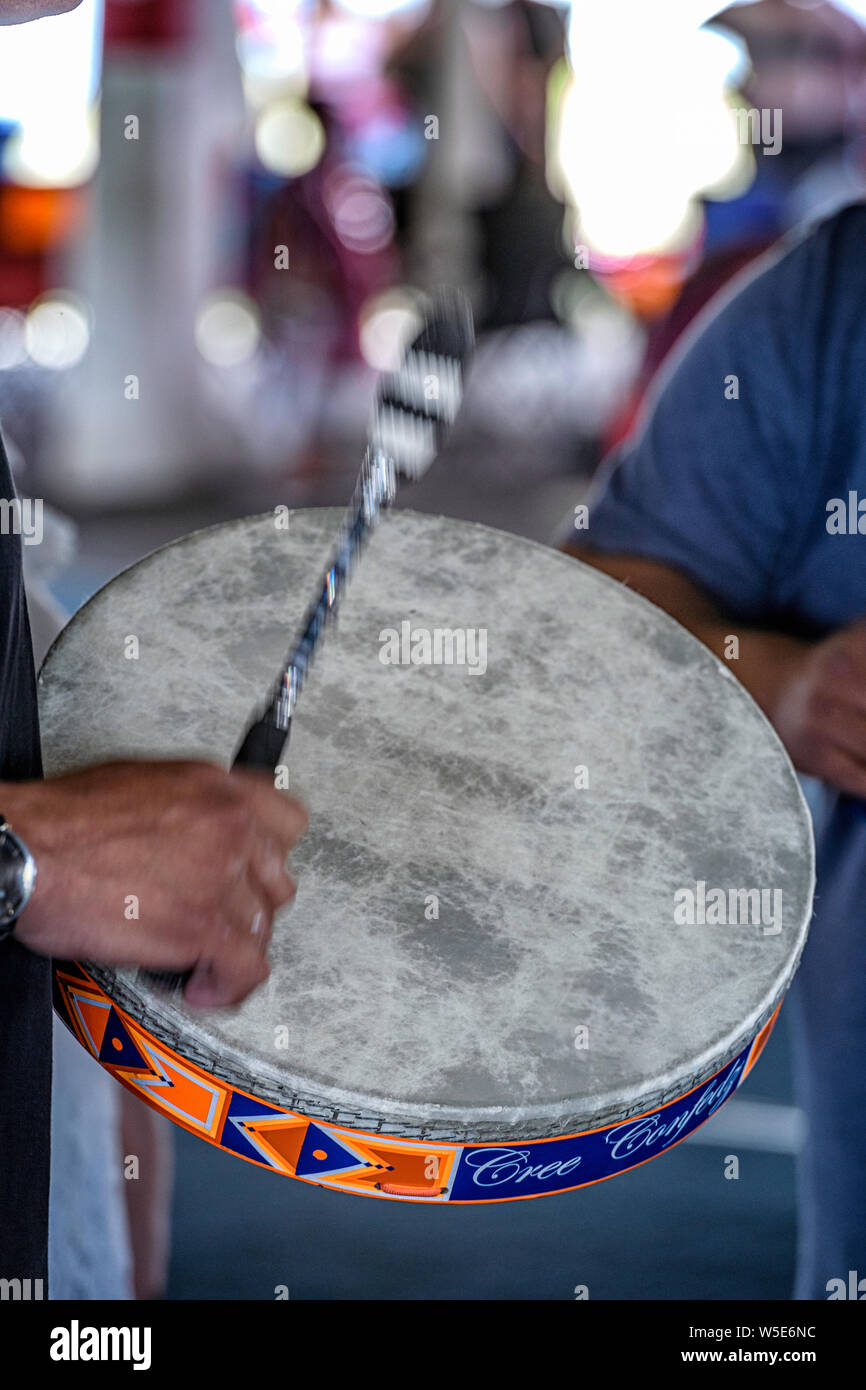 Mano batteristi alla cerimonia Grand Entrance entrando nel Beaver Dome. Powwow di Tsuut'ina Nation. Alberta, Canada Foto Stock