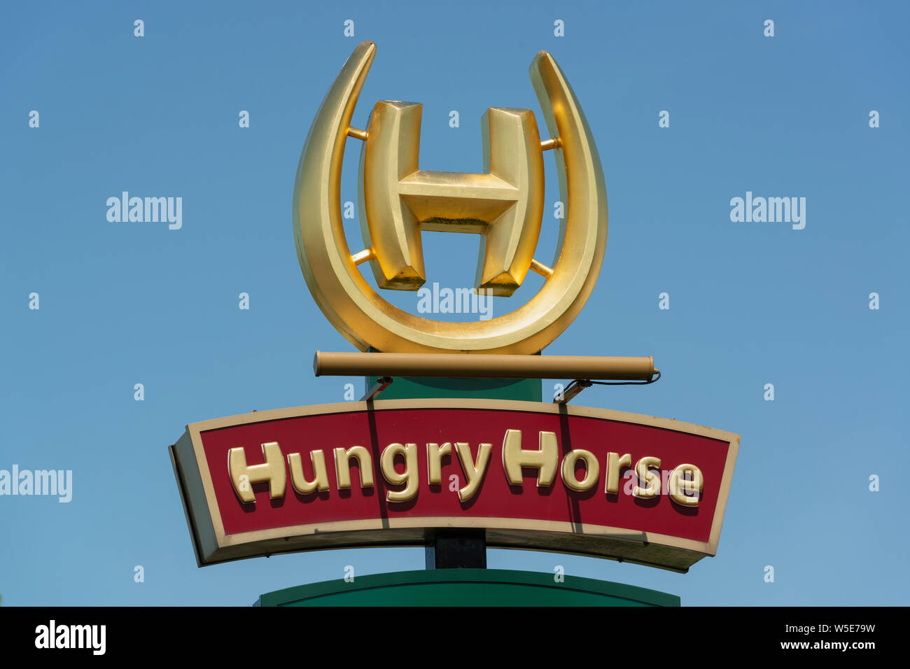 Segnaletica per un Hungry Horse eatery situati al di fuori di uno dei pub-ristorante della catena di stabilimenti in Manchester. (Solo uso editoriale). Foto Stock