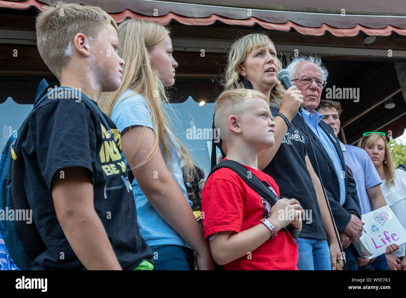 Windsor, Ontario, Canada - 28 Luglio 2019 - Rachael Lockwood e i suoi tre bambini che hanno il diabete di tipo 1, con il senatore Bernie Sanders al di fuori del vecchio Foto Stock