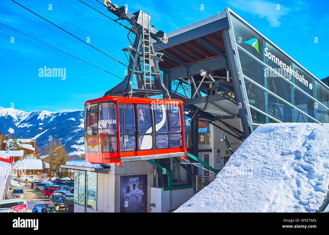 ZELL AM SEE, Austria - 28 febbraio 2019: il moderno tram rosso di Sonnenalmbahn sollevamento di aria in corrispondenza della sua stazione inferiore, il 28 febbraio a Zell am See Foto Stock