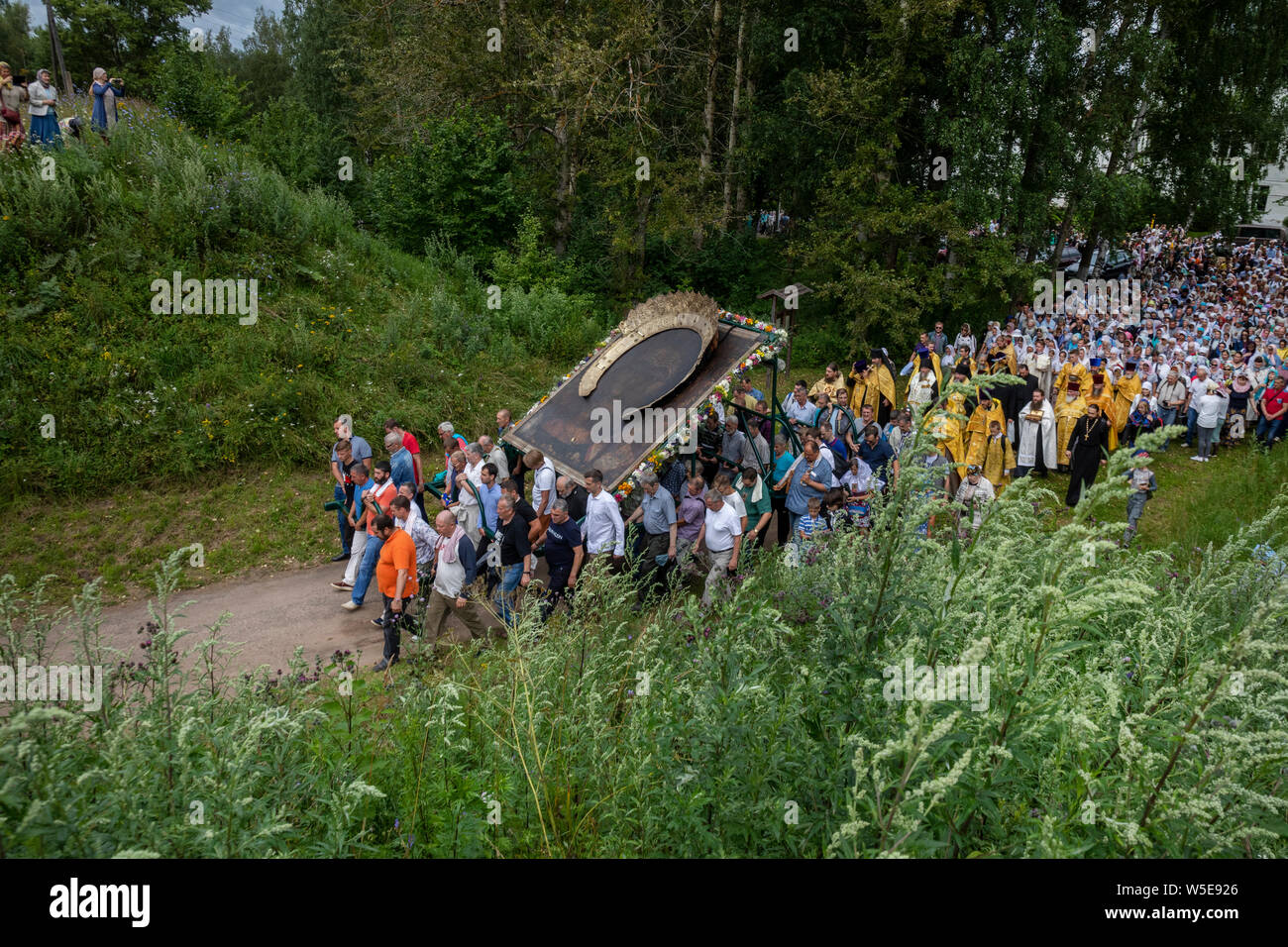 Città Tutaev, Yaroslavl Regione, la Russia. 28th, luglio 2019 i partecipanti nella grande processione con l'icona del tutto misericordioso Salvatore nella città Tutaev (precedentemente chiamato Romanov-Borisoglebsk), Yaroslavl Regione, Russia Foto Stock