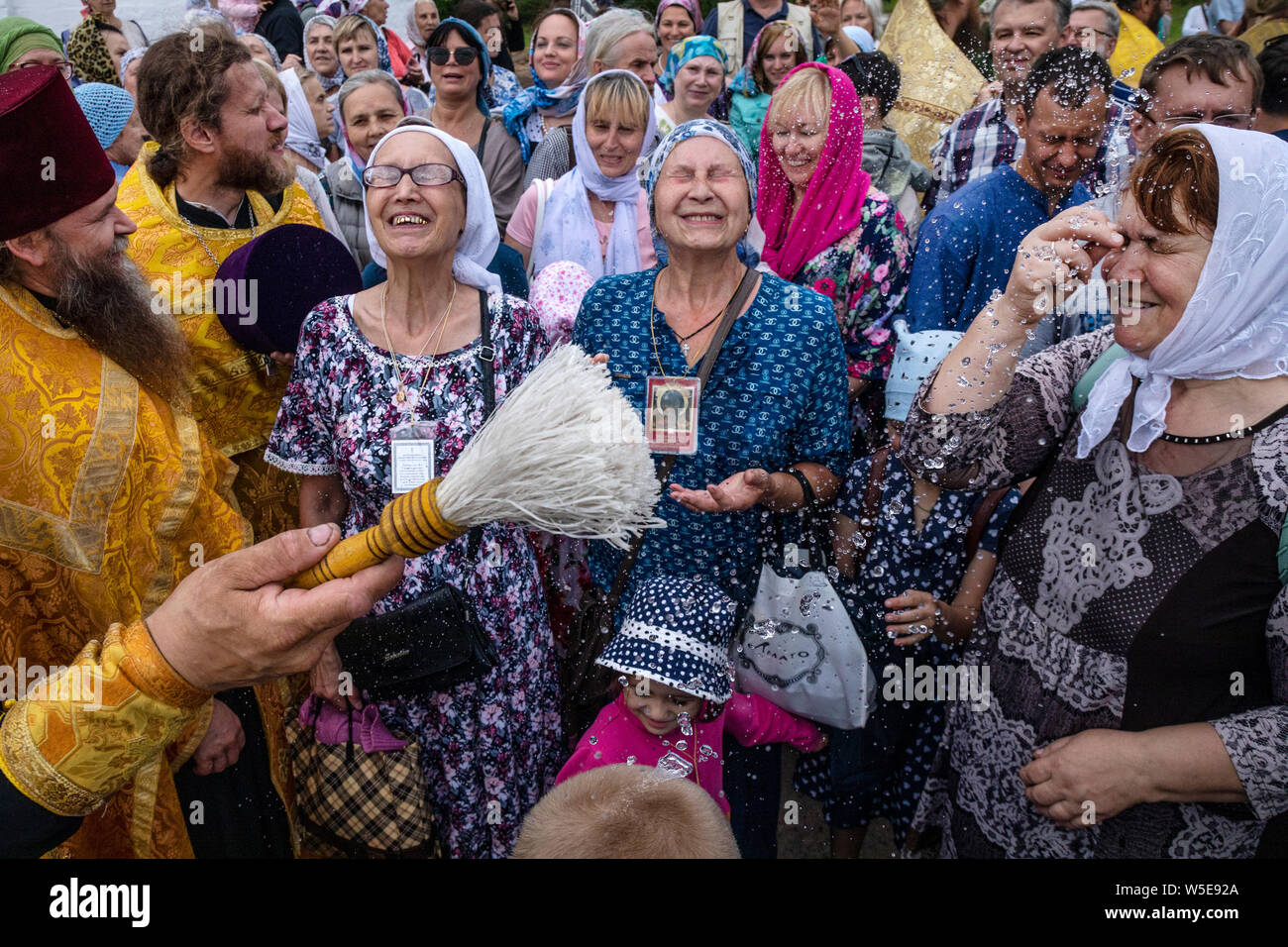 Città Tutaev, Yaroslavl Regione, la Russia. 28th, luglio 2019 i partecipanti nella grande processione con l'icona del tutto misericordioso Salvatore nella città Tutaev (precedentemente chiamato Romanov-Borisoglebsk), Yaroslavl Regione, Russia Foto Stock