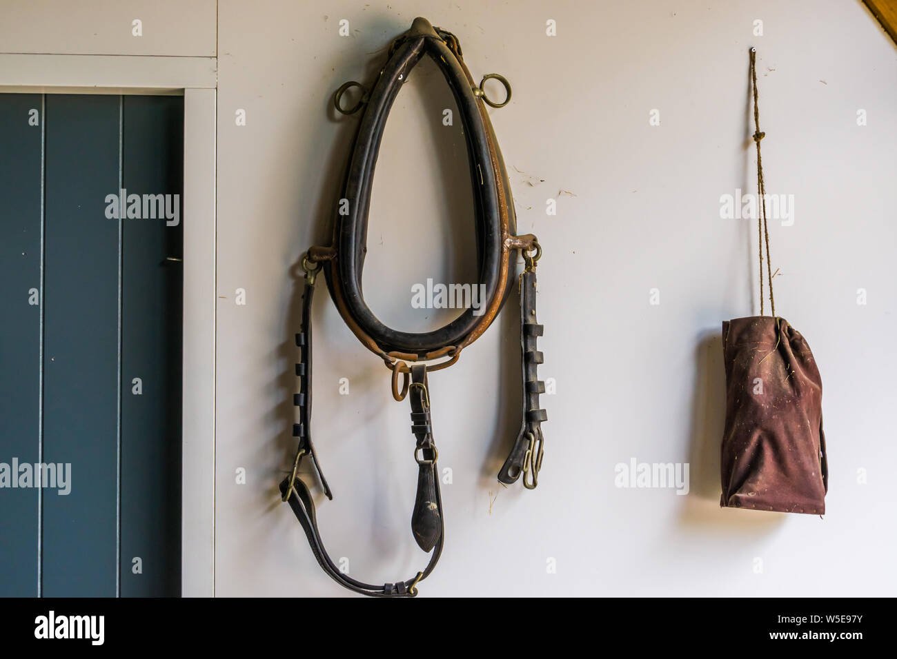 Il vecchio cavallo di vintage collare redazionale, nostalgico farm equipment per aratura Foto Stock