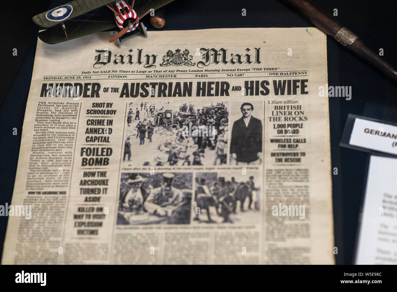 DONCASTER, Regno Unito - 28 luglio 2019: il quotidiano Daily Mail dall'inizio di WW1 mostra l'assassinio dell'Erede austriaco e sua moglie, 29 giugno 1914 Foto Stock