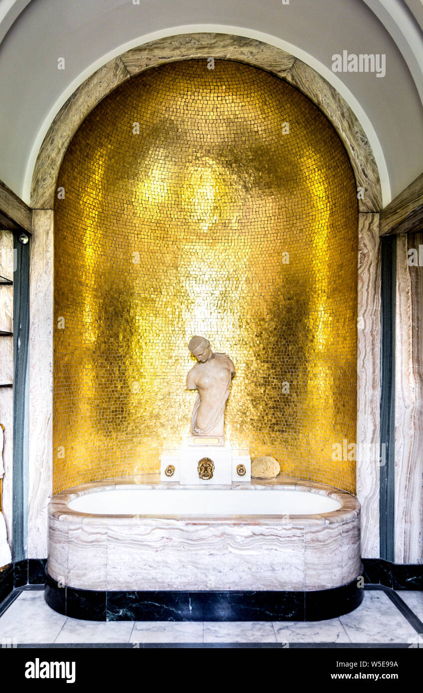 Virginia Courtauld del bagno, gli interni originali dal 1930s, le pareti sono rivestite con onice, oro con piastrelle a mosaico, Eltham Palace, Eltham, Regno Unito Foto Stock