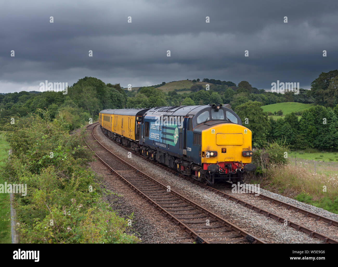 Dirigere i servizi ferroviari classe 37 locomotore su 'piccolo nord occidentale" linea con la rete guida plain line il riconoscimento del modello di treno Foto Stock