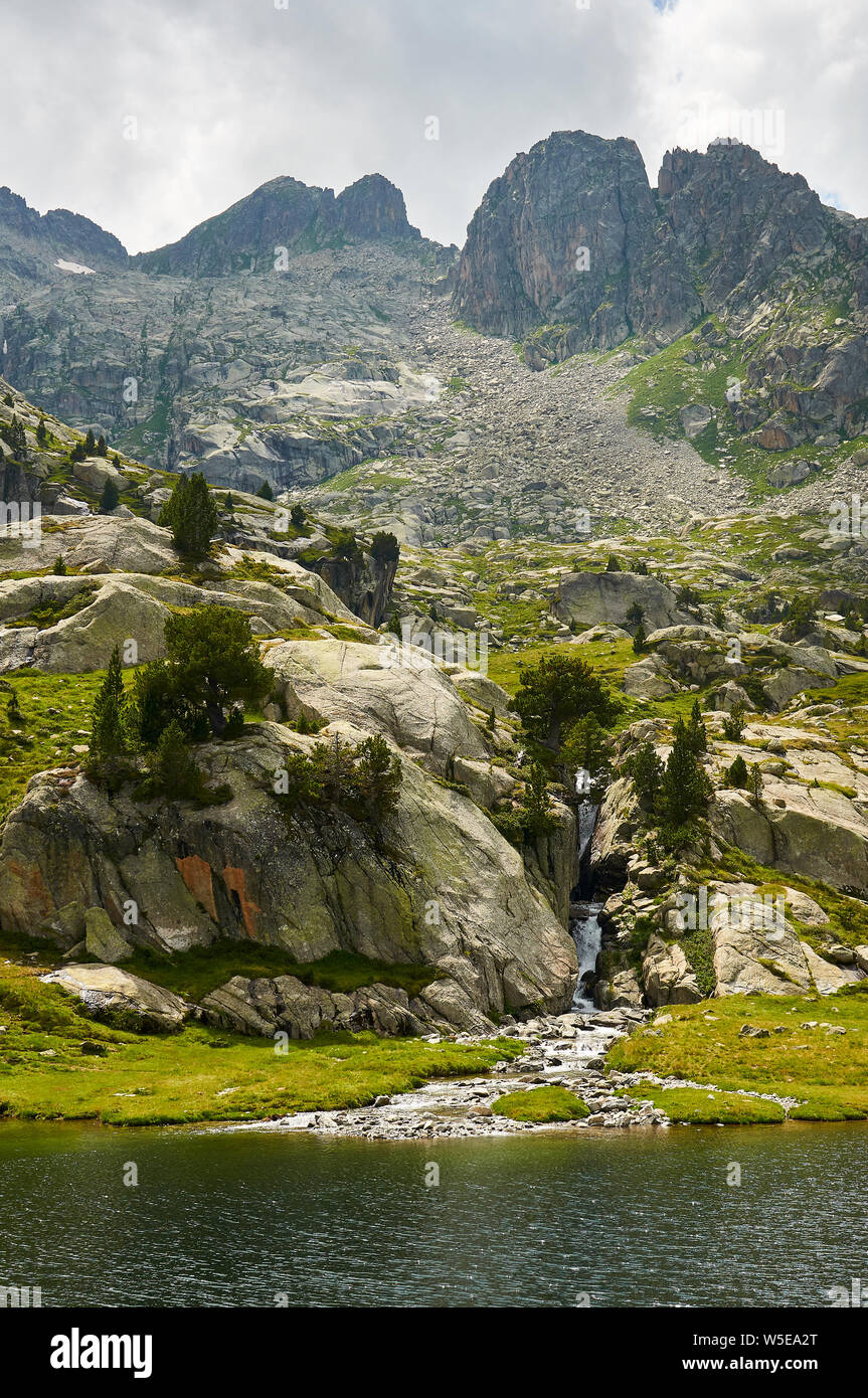 Gargolhes de Baish cascata e Tallada Llarga picco in corrispondenza di Aigüestortes i Estany de Sant Maurici National Park (Val d'Aran, Pirenei, Catalogna, Spagna) Foto Stock