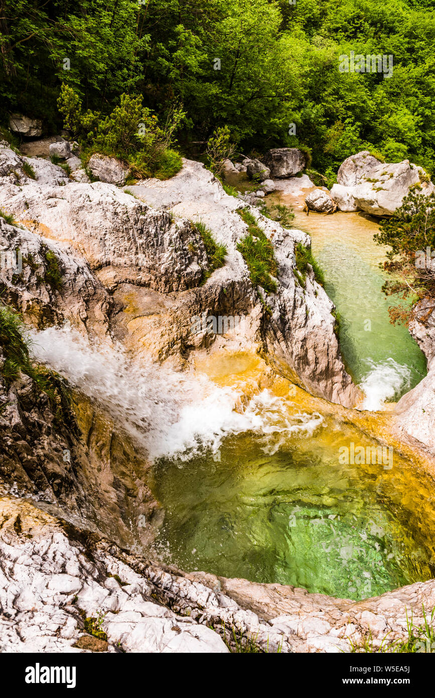 Le piscine di i Cadini del Brenton cascate, il lago del Mis, vicino a  Belluno, Veneto, Italia Foto stock - Alamy