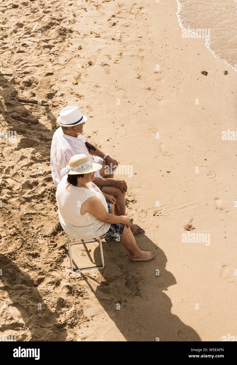 Coppia di anziani sulla spiaggia in Spagna. Foto Stock