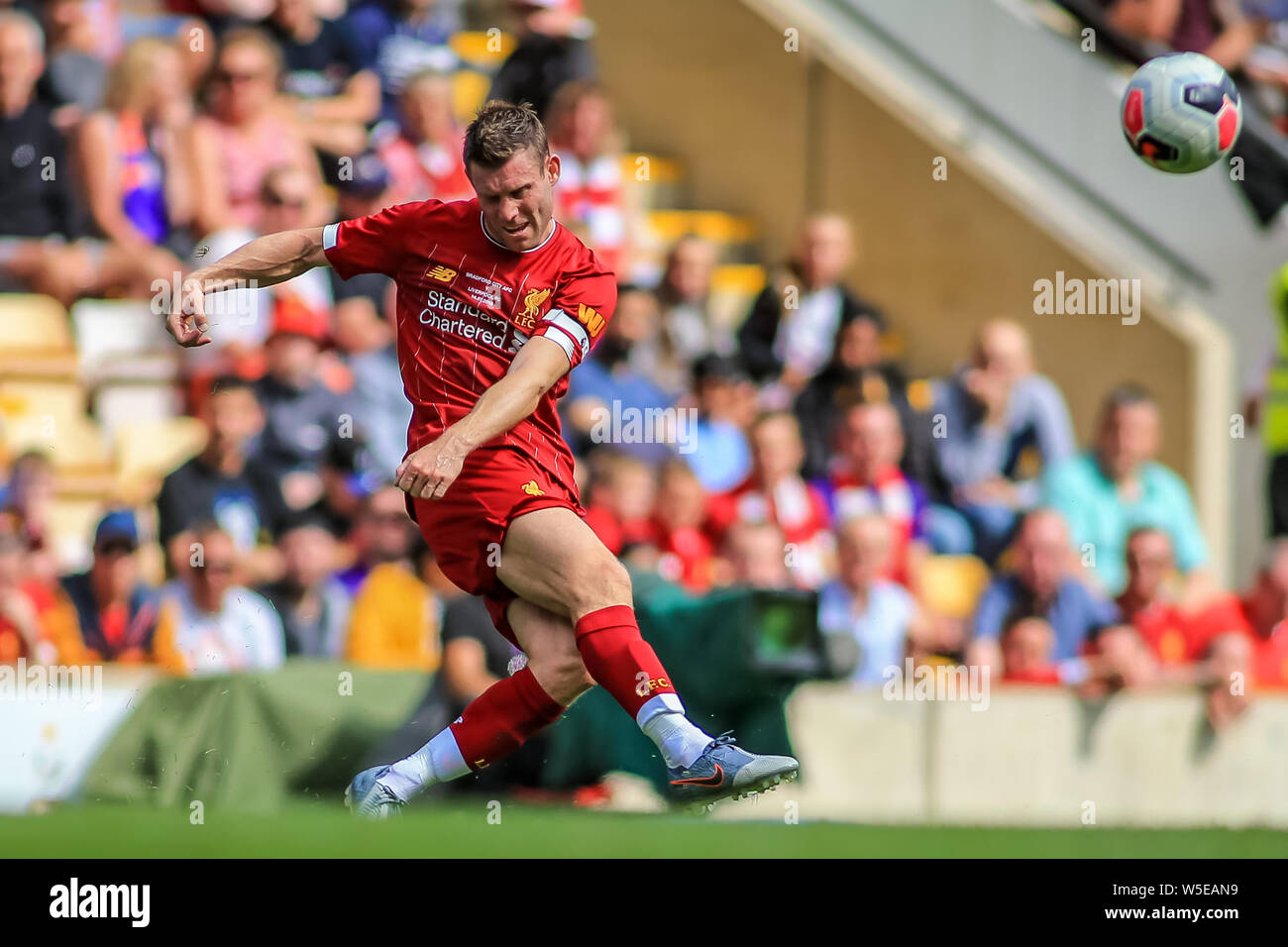 Il 14 luglio 2019, Nord Spot Stadium, Bradford, Inghilterra; Pre-Season amichevole , Bradford City v Liverpool ; James Milner (07) di Liverpool passa la palla Credito: Craig Milner/News immagini English Football League immagini sono soggette a licenza DataCo Foto Stock