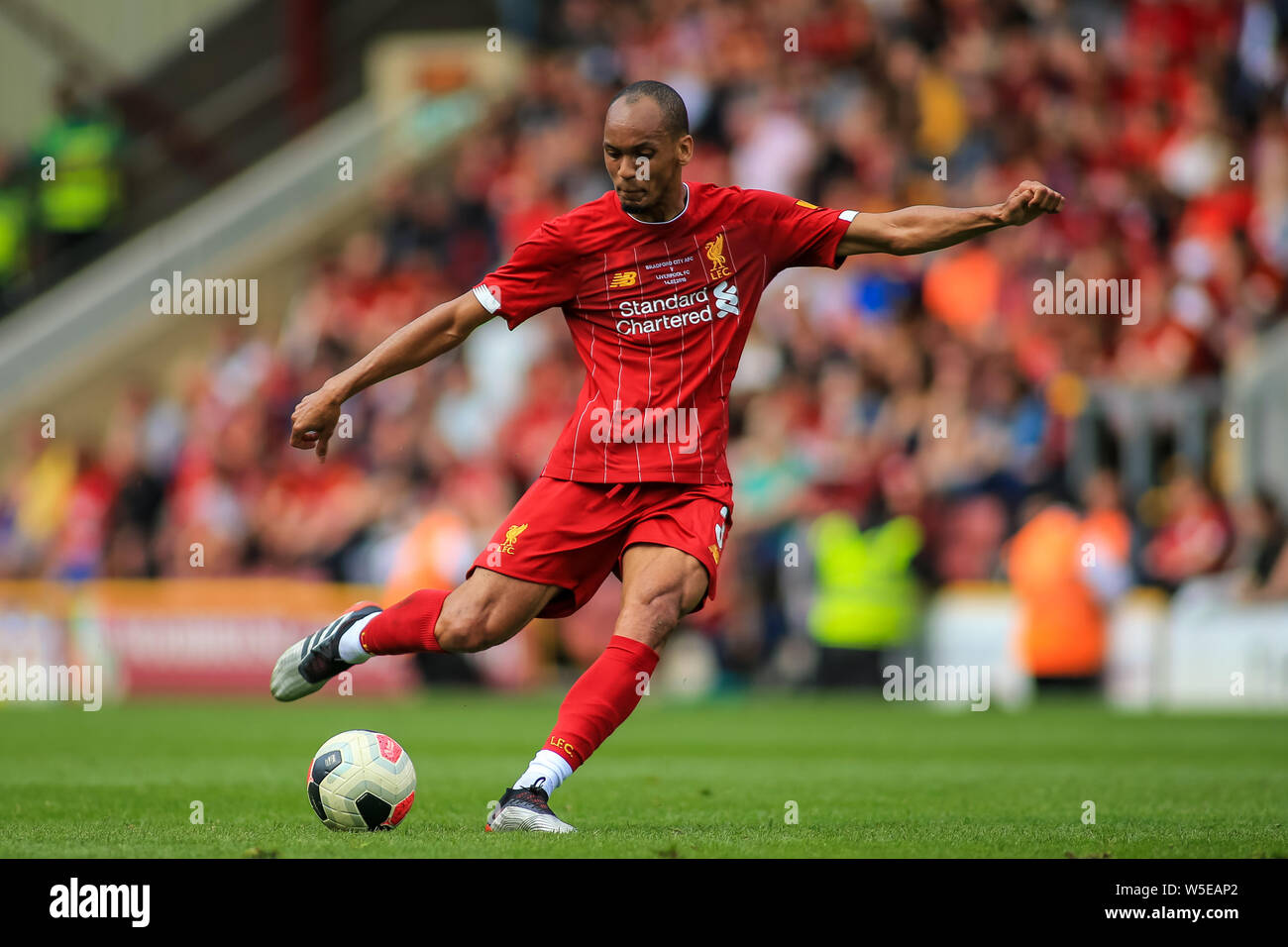 Il 14 luglio 2019, Nord Spot Stadium, Bradford, Inghilterra; Pre-Season amichevole , Bradford City v Liverpool ; Officina Fabinho (03) di Liverpool attraversa la sfera Credito: Craig Milner/News immagini English Football League immagini sono soggette a licenza DataCo Foto Stock
