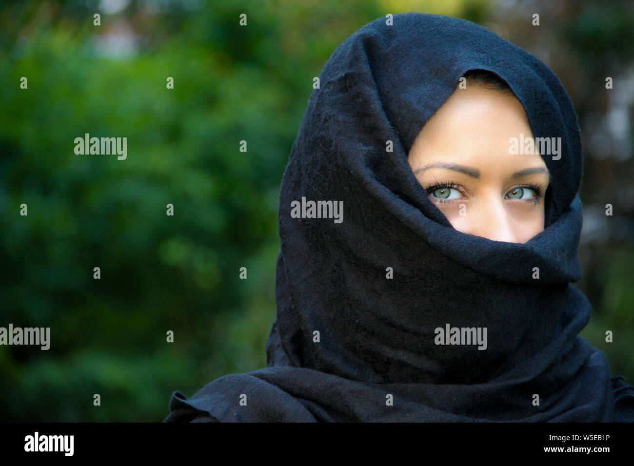 Bella dagli occhi blu donna musulmana in posa con la sciarpa sul suo capo Foto Stock