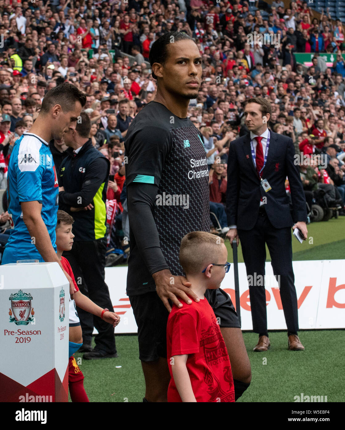 Edinburgh, Regno Unito. 28 Luglio, 2019. Edimburgo, Scozia - Luglio 28: Liverpool difensore Olandese, Virgilio van Dijk, passeggiate sul campo prima della Pre-Season amichevole tra Liverpool FC e SSC Napoli a Murrayfield sulla luglio 28, 2019 a Edimburgo, Scozia. (Foto di Alamy/Ian Jacobs) Credito: Ian Jacobs/Alamy Live News Foto Stock