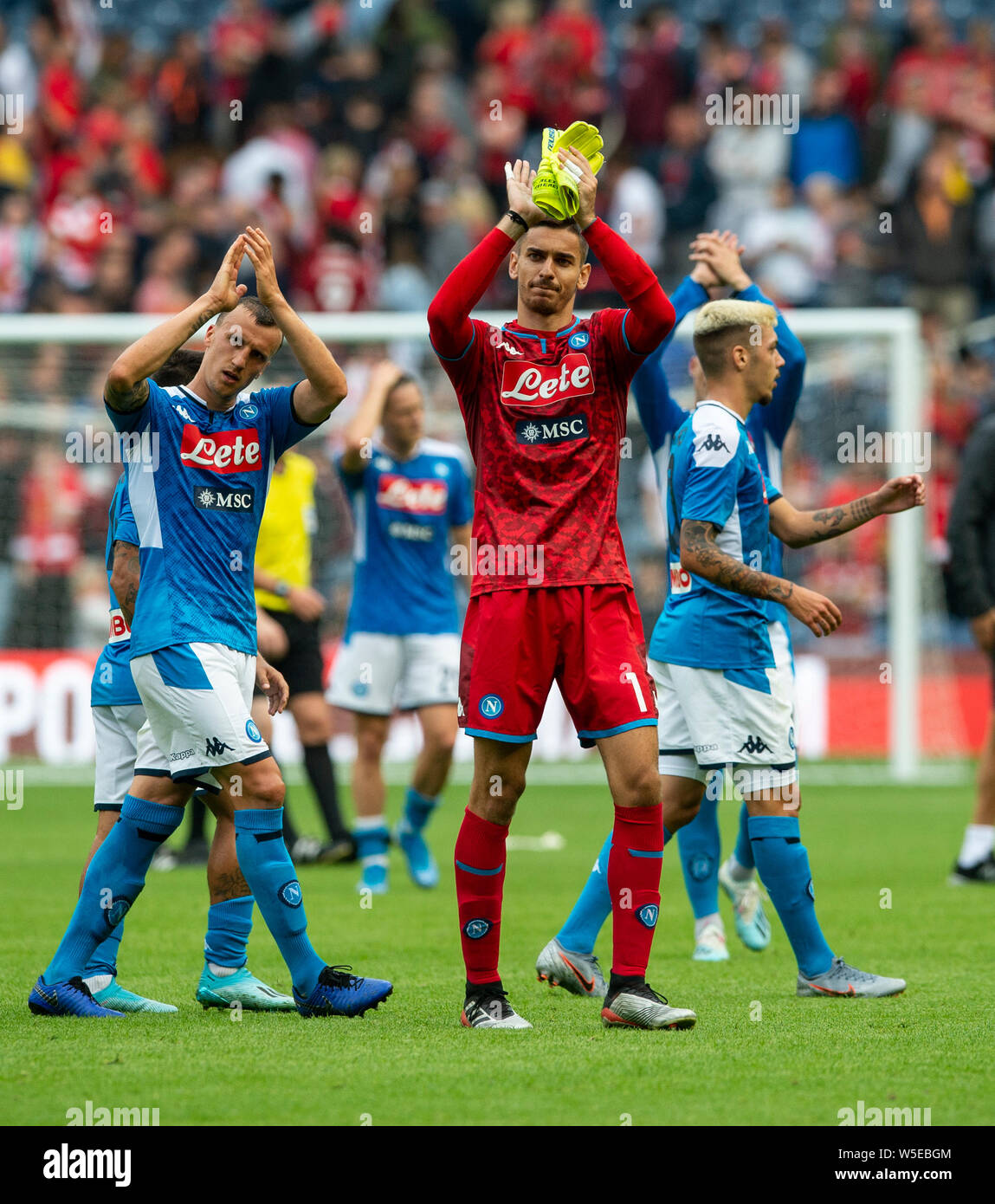 Edinburgh, Regno Unito. 28 Luglio, 2019. Edimburgo, Scozia - Luglio 28: Napoli portiere, Alex Meret, saluta i tifosi dopo il suo lato comodamente battere Liverpool per gli obiettivi 3 e 1 nel Pre-Season amichevole tra Liverpool FC e SSC Napoli a Murrayfield sulla luglio 28, 2019 a Edimburgo, Scozia. (Foto di Alamy/Ian Jacobs) Credito: Ian Jacobs/Alamy Live News Foto Stock