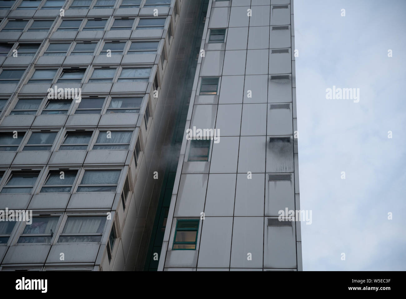 Londra, Regno Unito. Il 28 luglio 2019. Otto motori Fire e una sessantina di vigili del fuoco da London Bridge antincendio affrontare un "piccolo" a torre blaze che iniziavano alle 8:40pm all'ottavo piano nella spazzatura area dello scivolo di Eddystone Tower, un 22-piano alto edificio, parte di Deptford's Pepys Estate nel sud est di Londra. Un certo numero di residenti avevano lasciato l'edificio prima che i vigili del fuoco sono arrivati sulla scena con gli altri rimanenti "in modo sicuro nei loro appartamenti". Credito: Guy Corbishley/Alamy Live News Foto Stock
