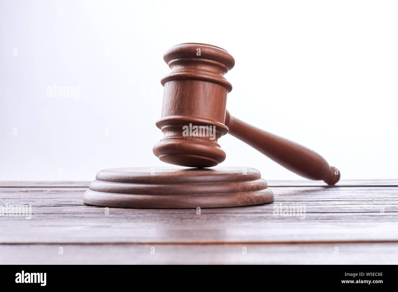 Gavel di legno su sfondo bianco. Foto Stock