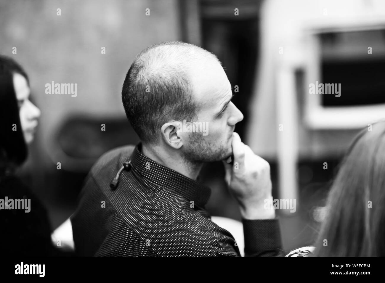 .Close up.attento businessman ascolta la relazione dell'altoparlante Foto Stock