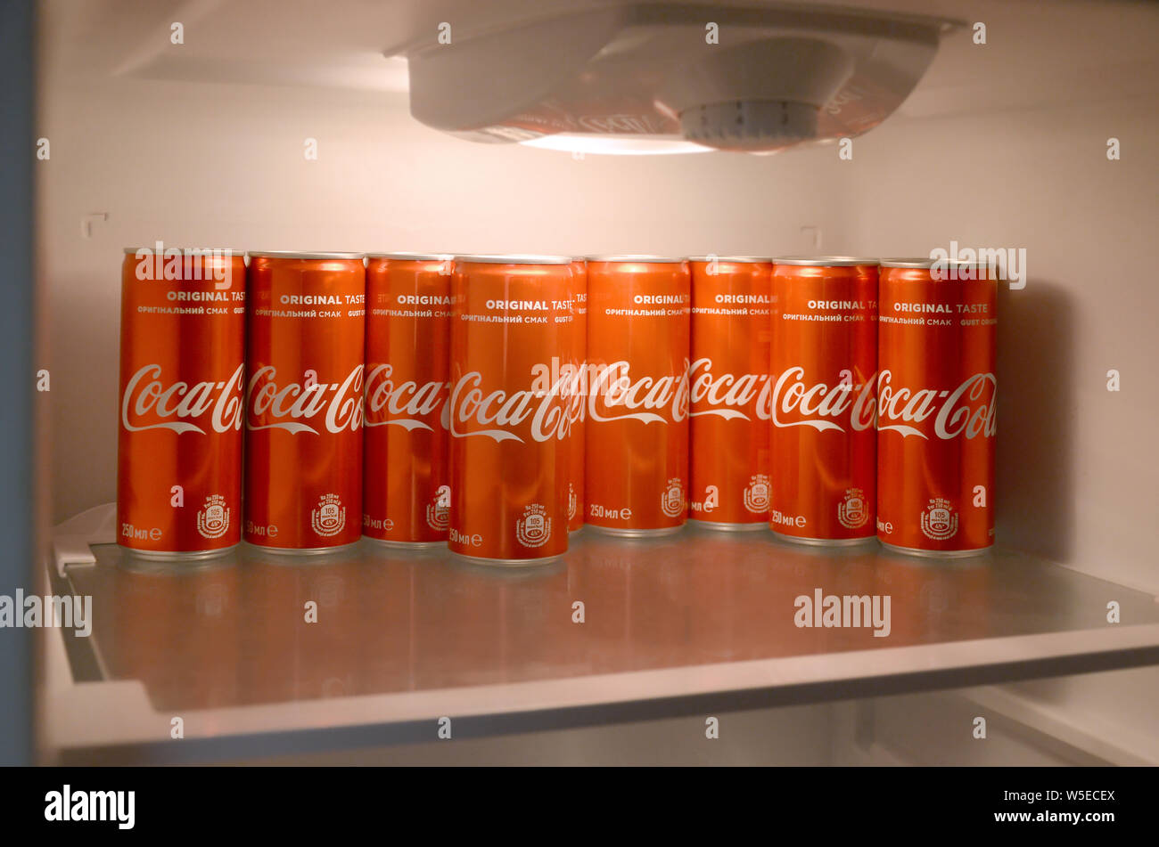 KHARKIV, Ucraina - 15 luglio 2019: Coca-cola red lattine di bevande all'interno dello scambiatore di calore interno frigo. Coca cola è ben conosciuto e famoso in tutto il mondo di soda gassata non Foto Stock