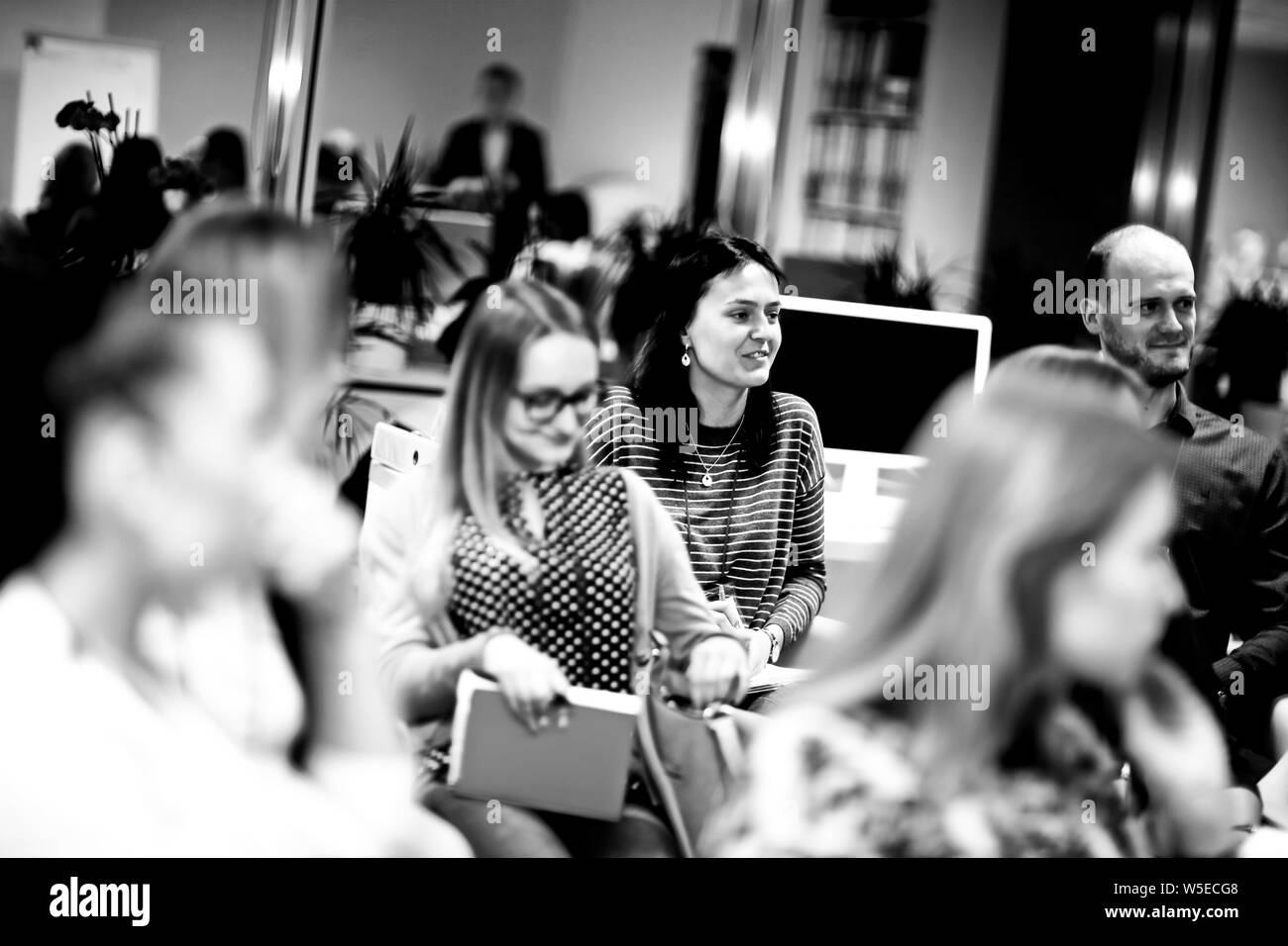 Close up.un gruppo di donne ascoltando una lezione presso un seminario aziendale Foto Stock