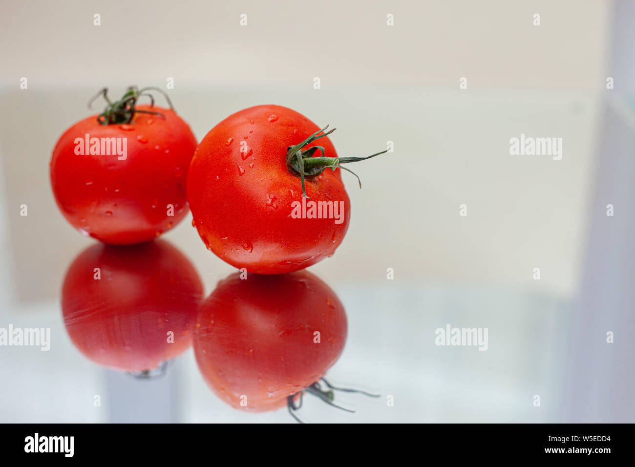 Pomodori sullo specchio Foto Stock