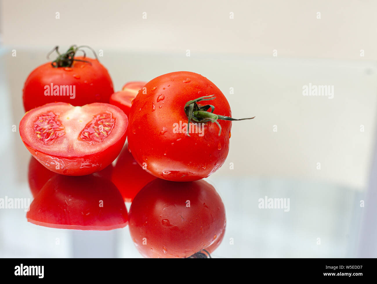 Pomodori sullo specchio Foto Stock