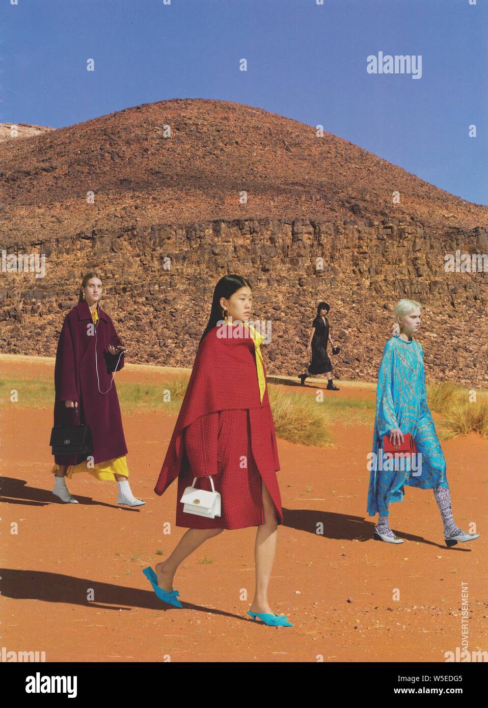 Poster pubblicità Balenciaga casa di moda in rivista cartacea da 2019 anni, pubblicità, pubblicità creativa Balenciaga 2010s Foto Stock