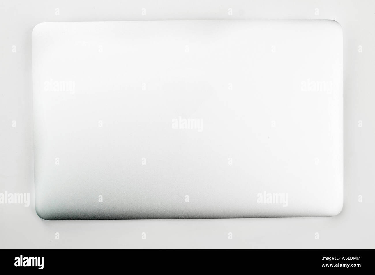 Laptop chiuso su sfondo bianco. Foto Stock