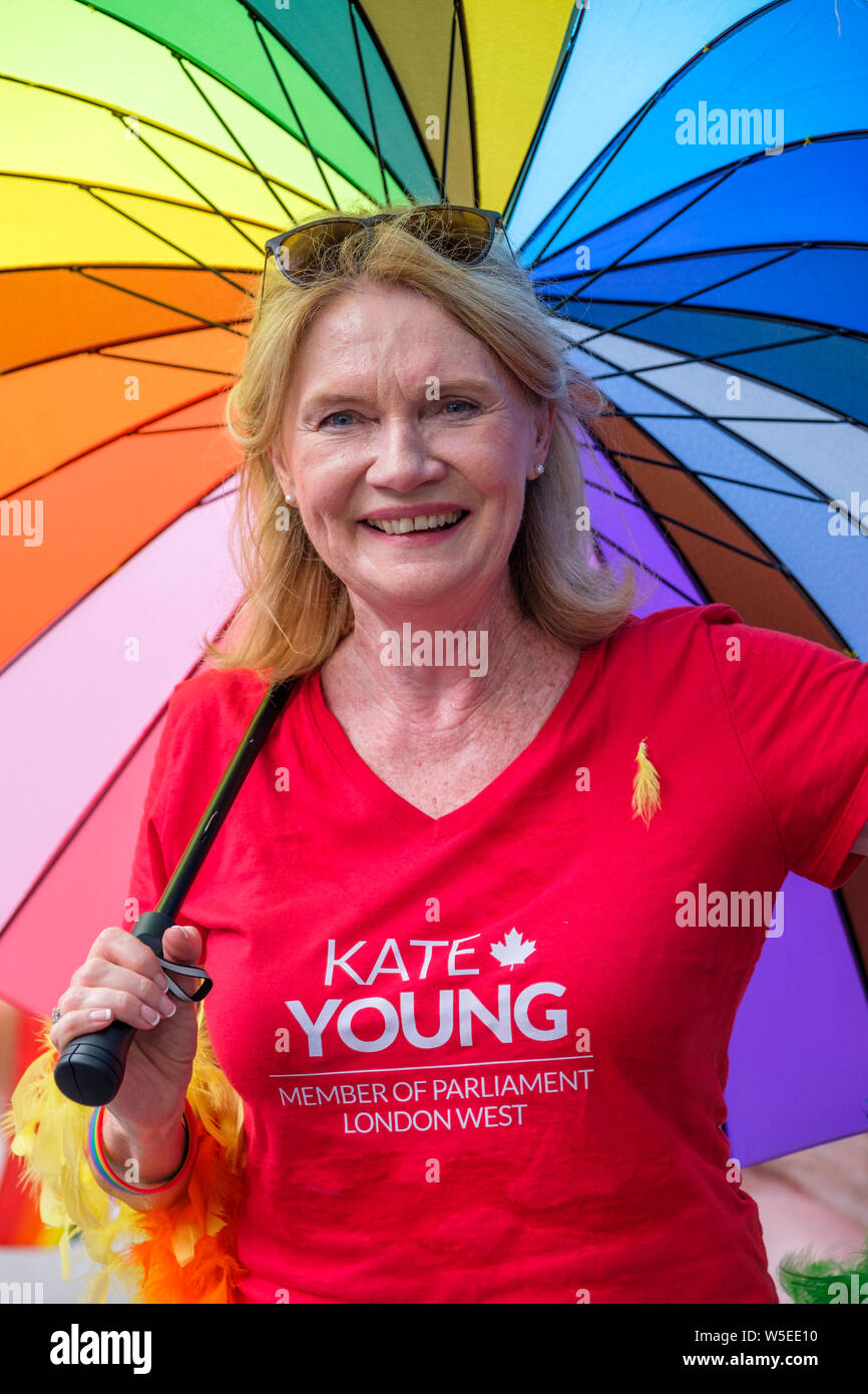 Kate giovani, membro del parlamento di Londra West, partito liberale del Canada, mostrando il suo sostegno per la comunità LGBT presso la London Pride Parade 2019. Foto Stock