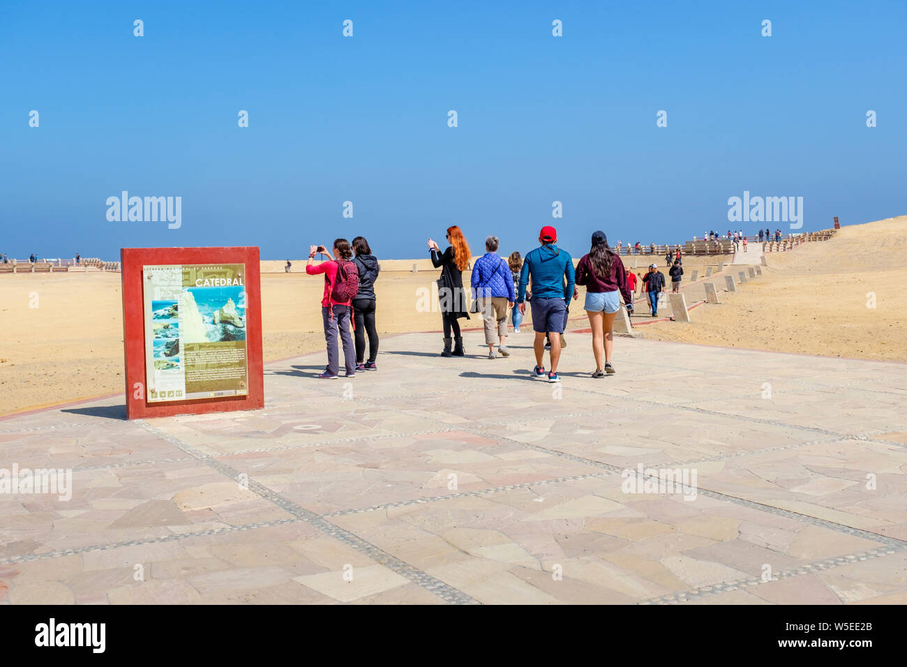 Overtourism, turismo di massa - Turisti che visitano la Catedral (la cattedrale) belvedere alla Riserva nazionale di Paracas, regione di Ica, Paracas, Perù Foto Stock