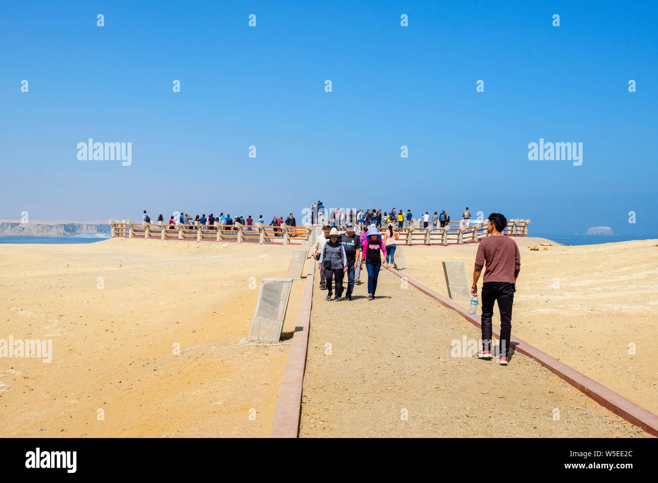 Turismo di massa, overtourism - Turisti che visitano la Catedral (la cattedrale) vedetta alla Riserva nazionale di Paracas, regione di Ica, Paracas, Perù Foto Stock