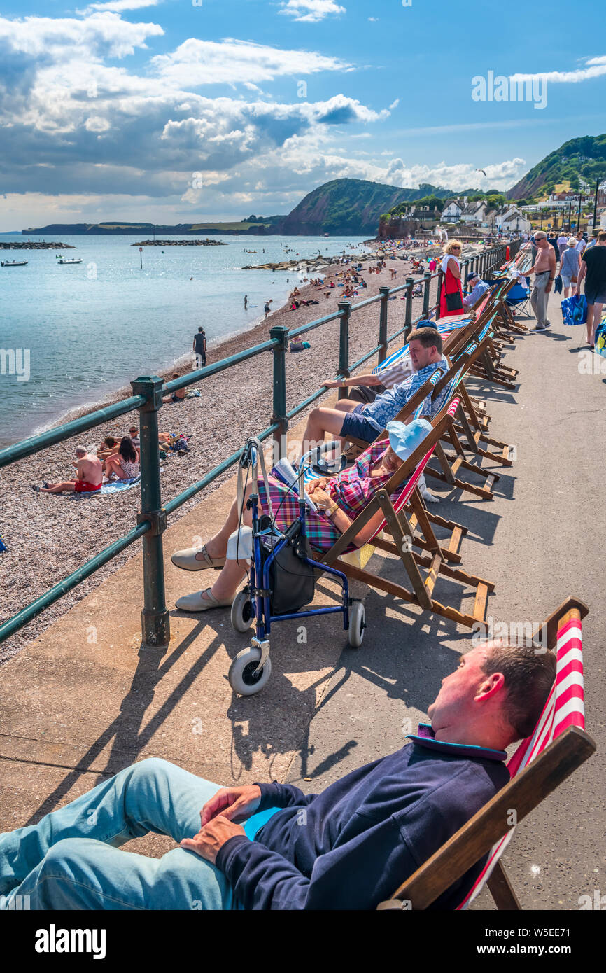 Sidmouth, South Devon, in Inghilterra. Domenica 28 luglio 2019. Regno Unito Meteo. Con il cielo blu e il sole caldo, i turisti affollano la costa sud della città Foto Stock