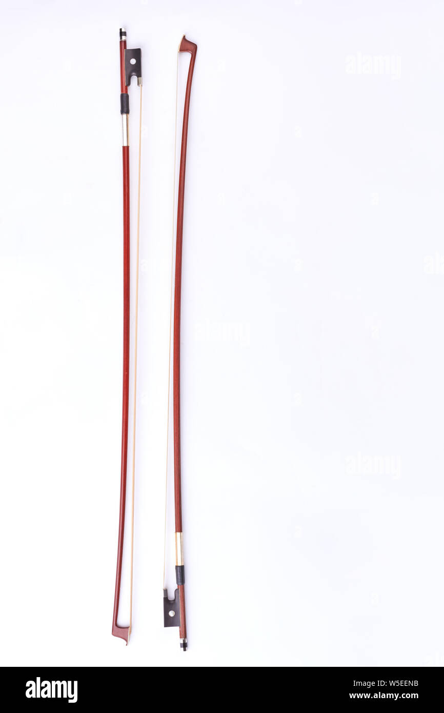 Due bastoncini di fidle su sfondo bianco. Foto Stock