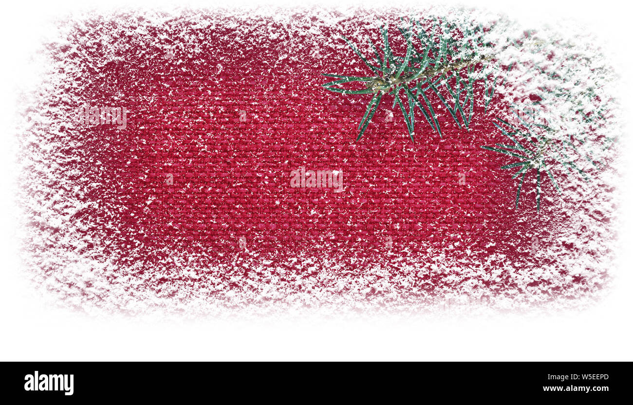 Albero di natale ramo ricoperta di neve in un angolo della tela rossa banner orizzontale,sfondo. Carta regalo. Foto Stock