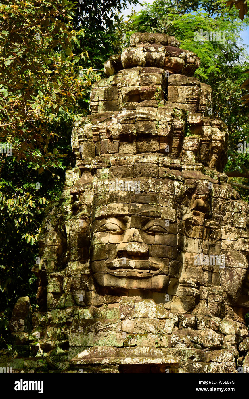 Una delle molte opere dello scultore punteggiato tutto il vasto complesso di Angkor, vecchie di secoli, qui in Cambogia Foto Stock