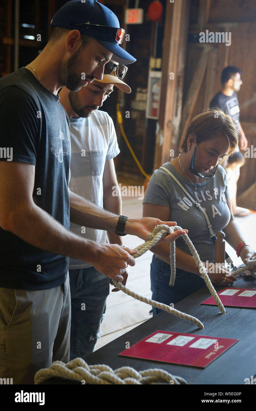 (190728) -- RICHMOND (Canada), 28 luglio 2019 (Xinhua) -- le persone a imparare a fare vela nodi di corda durante il XVI Richmond annuale Festival marittimo in Richmond, Canada, 28 luglio 2019. Richmond Maritime Festival, una celebrazione marinare del patrimonio marittimo e storia in Canada, in primo piano le navi visualizza, siti storici visita e prestazioni e hanno attirato migliaia di visitatori. (Foto di Liang Sen/Xinhua) Foto Stock