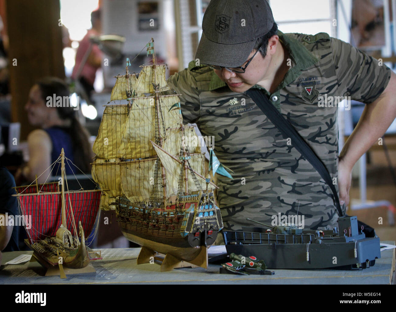 (190728) -- RICHMOND (Canada), 28 luglio 2019 (Xinhua) -- un visitatore visualizza una imbarcazione a vela modello durante il XVI Richmond annuale Festival marittimo in Richmond, Canada, 28 luglio 2019. Richmond Maritime Festival, una celebrazione marinare del patrimonio marittimo e storia in Canada, in primo piano le navi visualizza, siti storici visita e prestazioni e hanno attirato migliaia di visitatori. (Foto di Liang Sen/Xinhua) Foto Stock