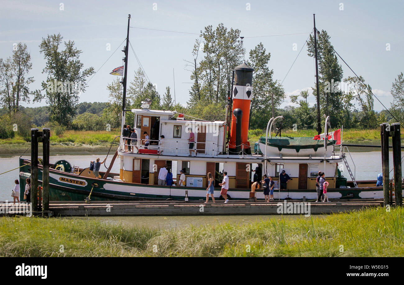 (190728) -- RICHMOND (Canada), 28 luglio 2019 (Xinhua) -- la gente visita una nave durante il XVI Richmond annuale Festival marittimo in Richmond, Canada, 28 luglio 2019. Richmond Maritime Festival, una celebrazione marinare del patrimonio marittimo e storia in Canada, in primo piano le navi visualizza, siti storici visita e prestazioni e hanno attirato migliaia di visitatori. (Foto di Liang Sen/Xinhua) Foto Stock