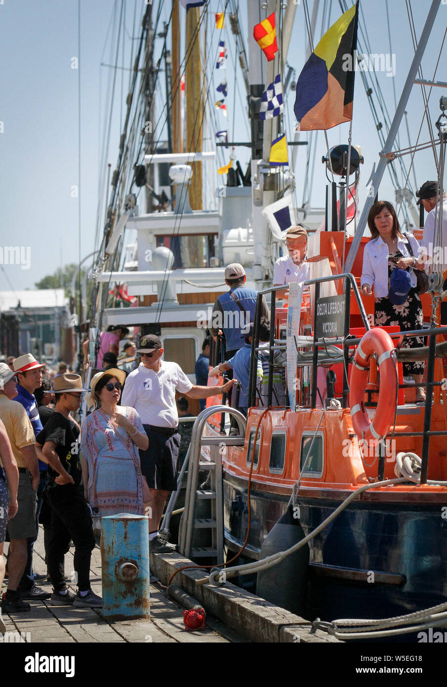 (190728) -- RICHMOND (Canada), 28 luglio 2019 (Xinhua) -- la gente visita navi durante il XVI Richmond annuale Festival marittimo in Richmond, Canada, 28 luglio 2019. Richmond Maritime Festival, una celebrazione marinare del patrimonio marittimo e storia in Canada, in primo piano le navi visualizza, siti storici visita e prestazioni e hanno attirato migliaia di visitatori. (Foto di Liang Sen/Xinhua) Foto Stock