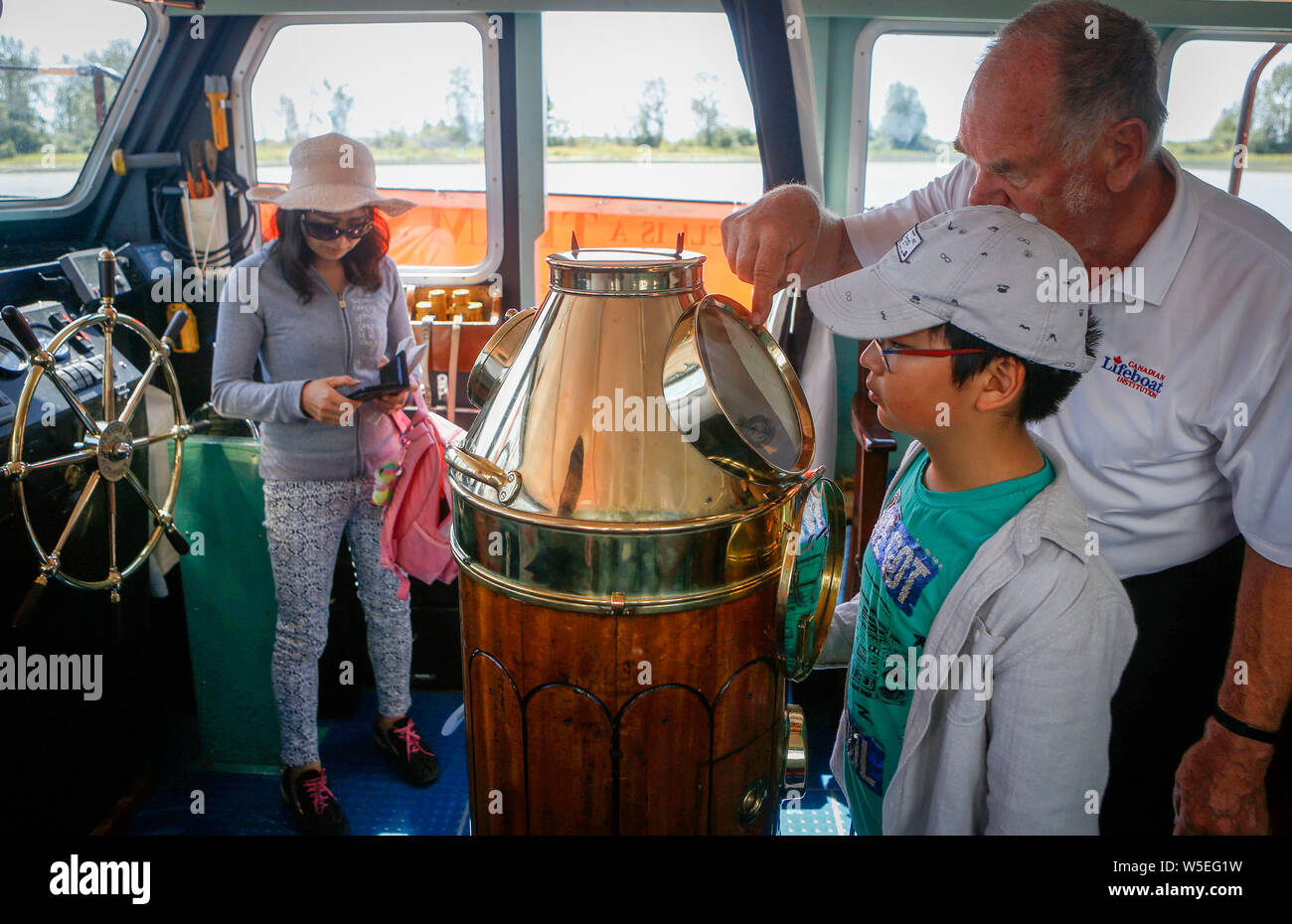(190728) -- RICHMOND (Canada), 28 luglio 2019 (Xinhua) -- persone attrezzature viste in una nave durante il XVI Richmond annuale Festival marittimo in Richmond, Canada, 28 luglio 2019. Richmond Maritime Festival, una celebrazione marinare del patrimonio marittimo e storia in Canada, in primo piano le navi visualizza, siti storici visita e prestazioni e hanno attirato migliaia di visitatori. (Foto di Liang Sen/Xinhua) Foto Stock