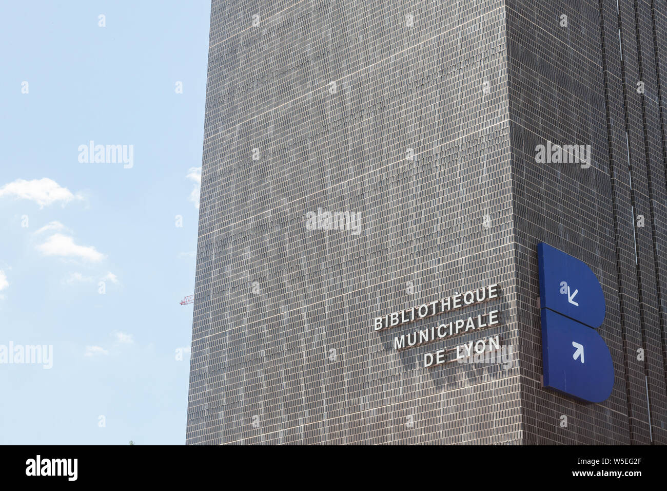 Lione, Francia - 13 luglio 2019: Bibliotheque Municipale de Lyon edificio principale in Part Dieu con il suo logo. È il Lyon Public Library, hosting Varie Foto Stock