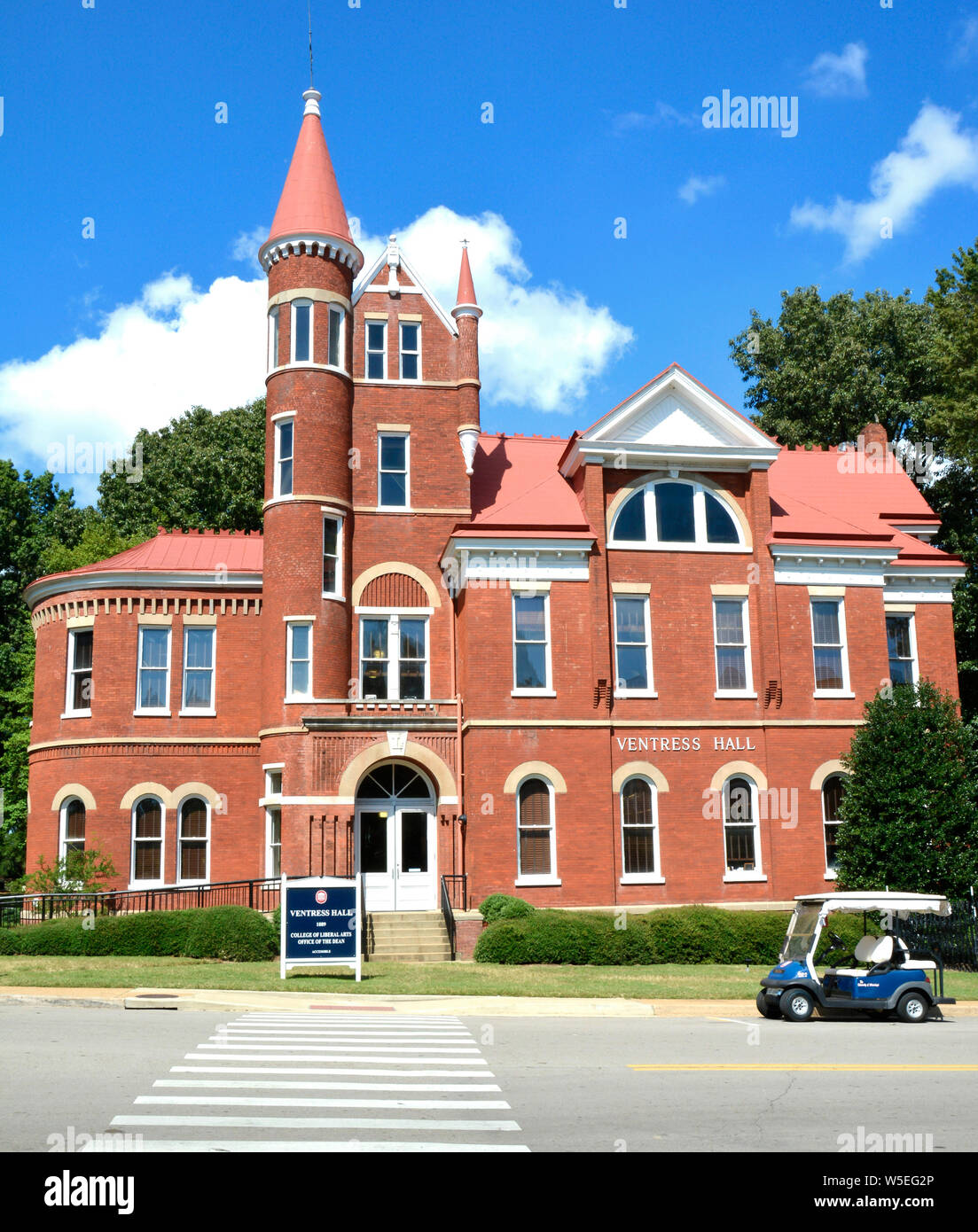 La storica Ventures Hall edificio è di stile vittoriano design in stile romanico nel centro di Ole Miss campus presso la University of Mississippi, Oxford Foto Stock