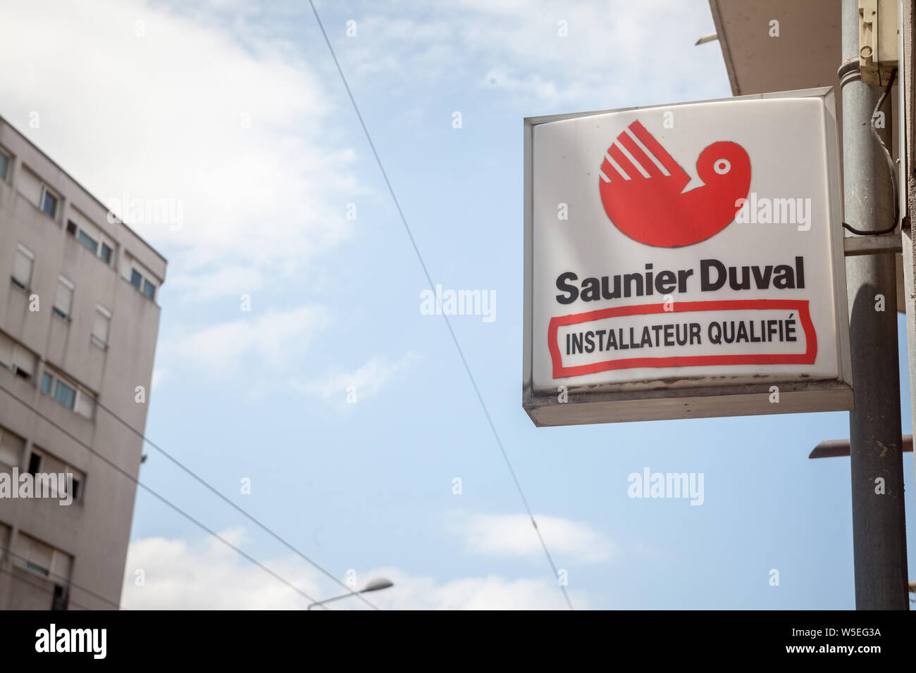 Lione, Francia - 15 luglio 2019: Saunier Duval logo nella parte anteriore del loro rivenditore locale e tecnico. Saunier Duval è un marchio francese di acqua e riscaldamento Foto Stock