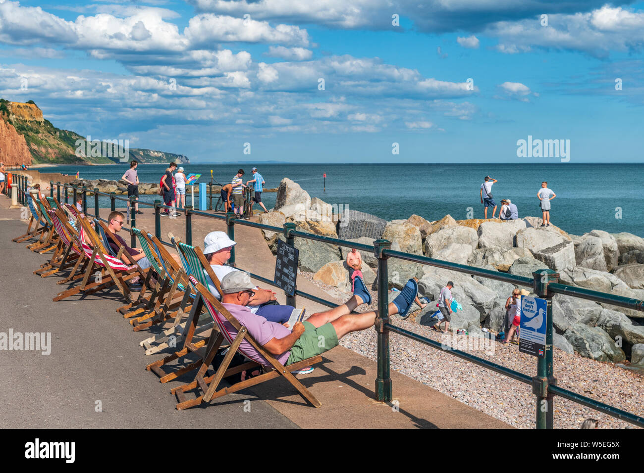 Sidmouth, South Devon, in Inghilterra. Domenica 28 luglio 2019. Regno Unito Meteo. Con il cielo blu e il sole caldo, i turisti affollano la costa sud della città Foto Stock