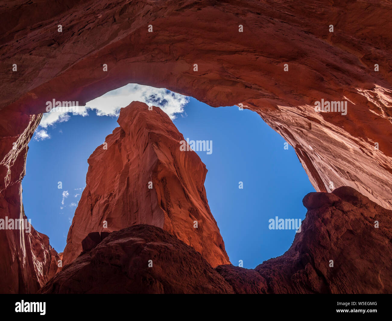 Cielo attraverso la grotta fredda slot canyon, sentiero panoramico, Kodachrome Basin Parco Statale, Cannonville, Utah. Foto Stock