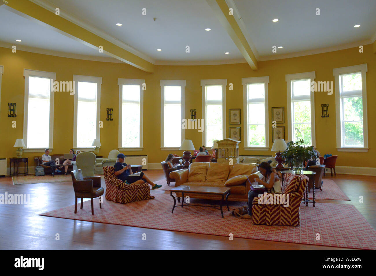 Gli studenti di relax, di studio e di visitare il sito Web all'interno di The Bryant Hall Lounge su Ole Miss campus, università del Mississippi, Oxford Foto Stock