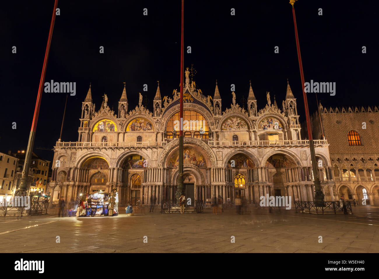 La Basilica di San Marco in Piazza San Marco, spesso noto in inglese come Piazza San Marco, è la principale piazza di Venezia, Italia. Foto Stock