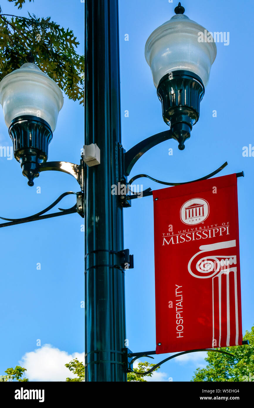 Un rosso University of Mississippi banner pende da una lampada vintage post sul campus di Ole Miss in Oxford, MS Foto Stock