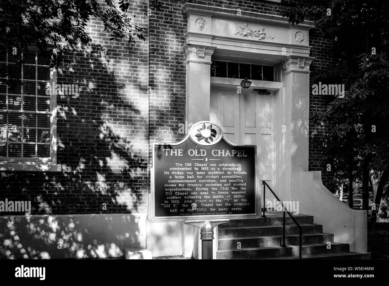 Stato storico marcatore in ingresso alla vecchia cappella, costruita nel 1853, uno dei primi edifici a Ole Miss, University of Mississippi, Oxford Foto Stock