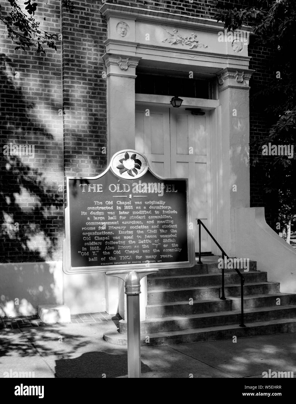 Stato storico marcatore in ingresso alla vecchia cappella, costruita nel 1853, uno dei primi edifici a Ole Miss, University of Mississippi, Oxford Foto Stock