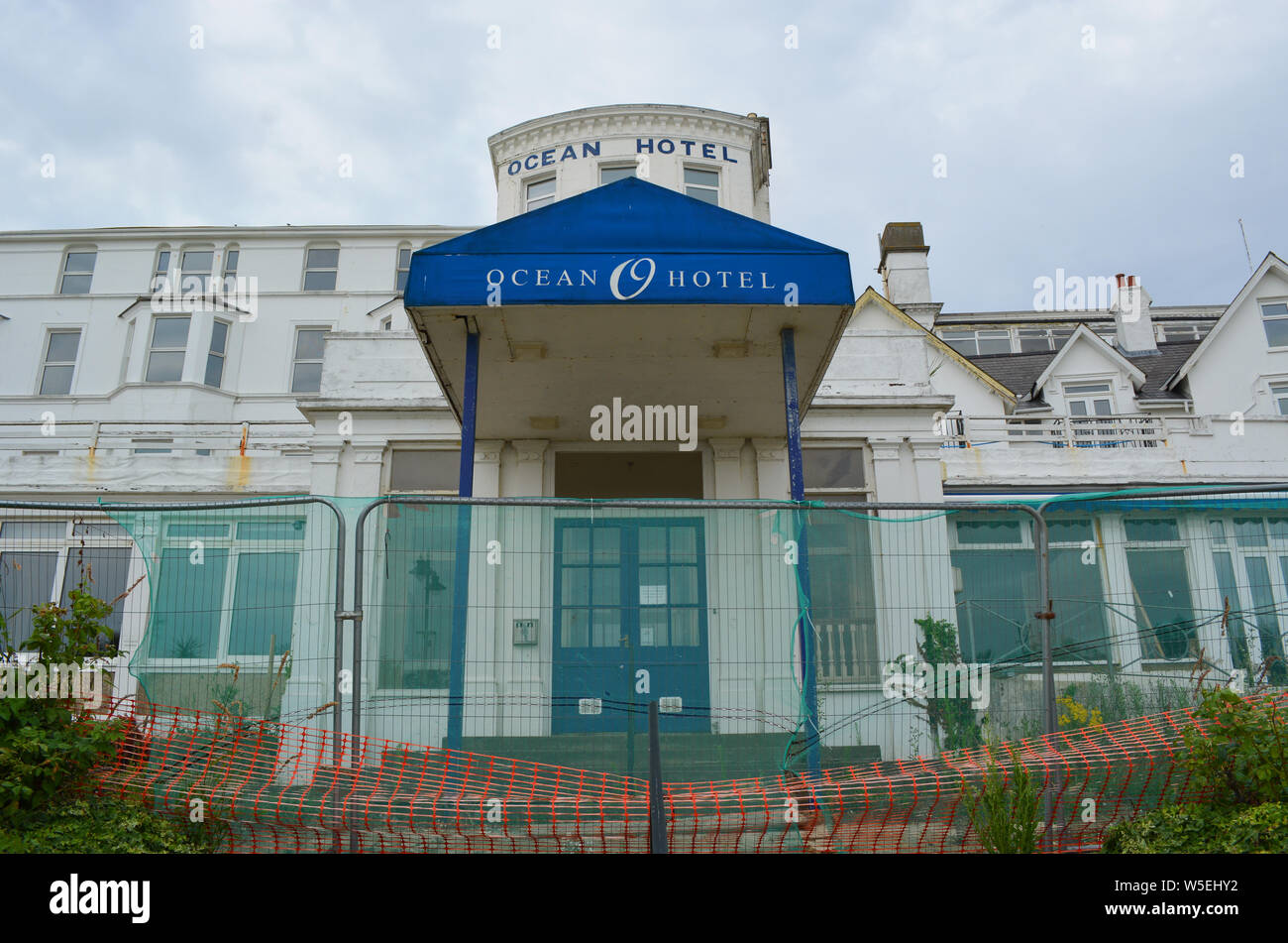 L'Hotel Ocean a Sandown sull'Isola di Wight, viene lasciata in stato di abbandono e l'hotel è ora nelle mani di amministratori. Foto Stock